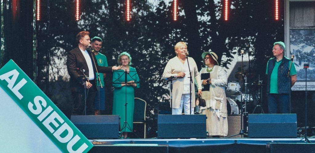 Sveikina Savivaldybės vicemeras Žydrūnas Purauskis ir Alsėdžių seniūnė Danutė Repšienė