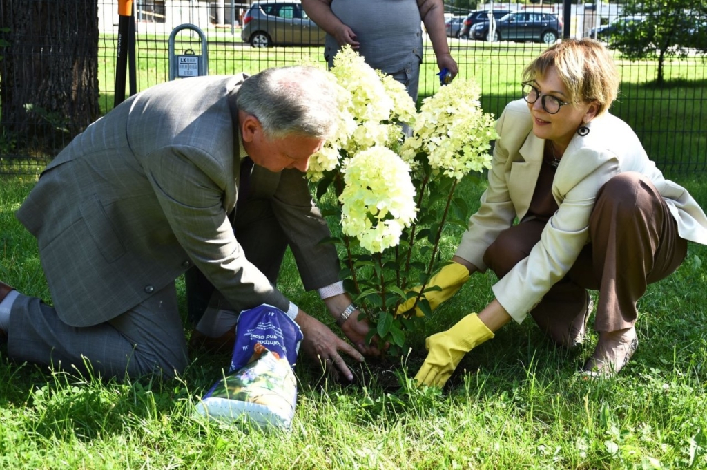 Šalia namų pasodinta chortenzijų. Savivaldybės meras Audrius Klišonis ir viceministrė Vilma Augienė,