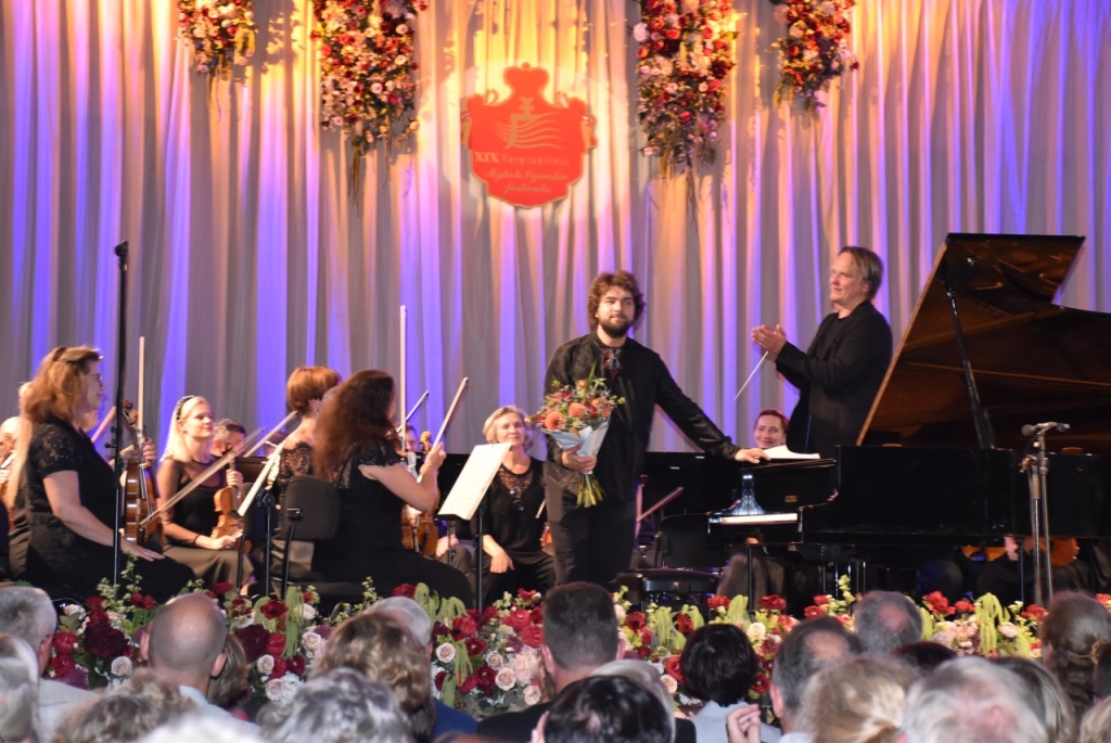 Lietuvos nacionalinis simfoninis orkestras ir pianistas Lukas Geniušas