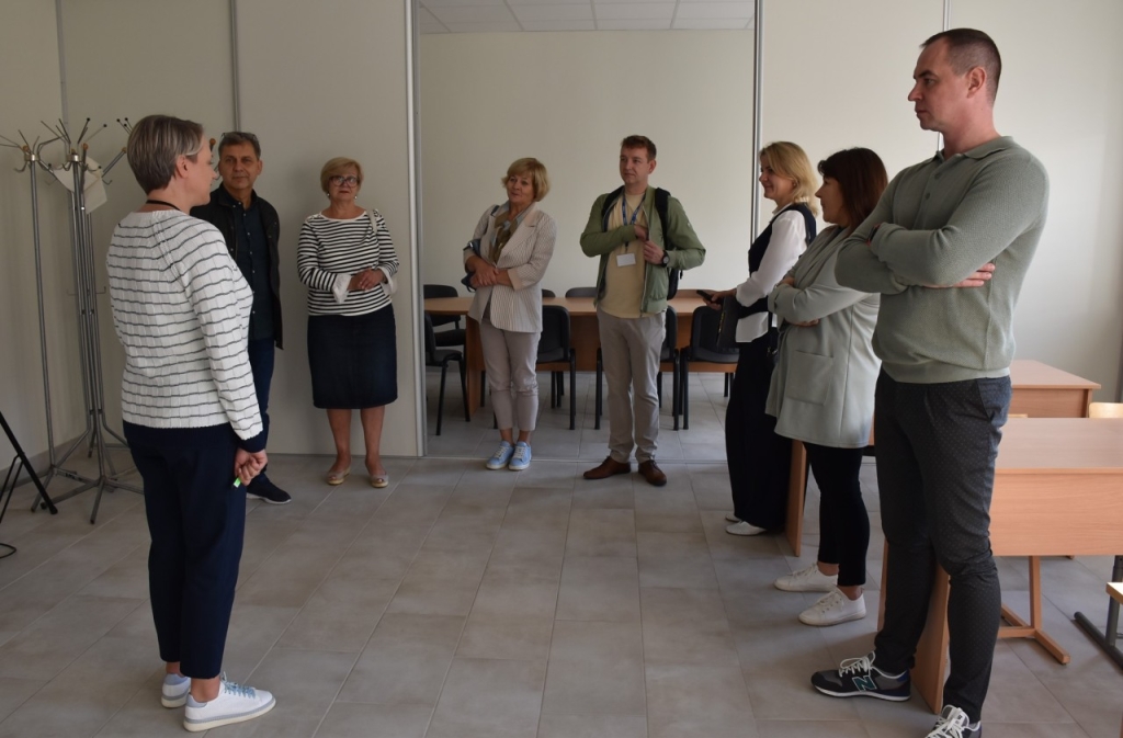 Inga Litvinienė (kairėje) aprodė sutvarkytą moksleivių poilsio zoną