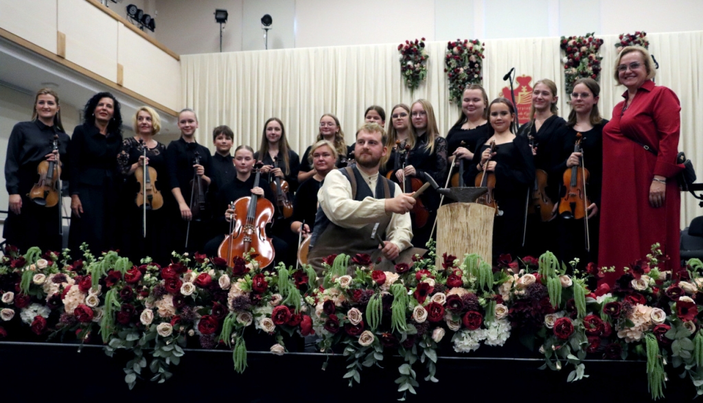 Orkestro muzikantai, centre - dirigentas Paulius Lygnugaris