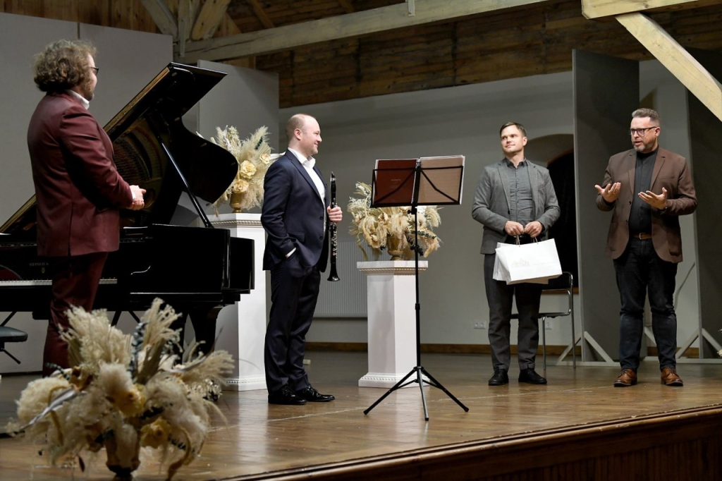„Sutemų rapsodijos“ atlikėjus sveikina Savivaldybės vicemeras Žydrūnas Purauskis (dešinėje)