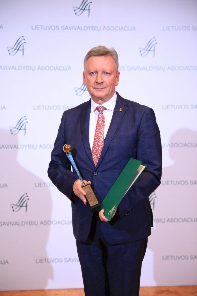 Lietuvos pramonininkų konfederacijos įsteigta „Auksinė krivūlė“ įteikta Plungės rajono savivaldybės merui Audriui Klišoniui