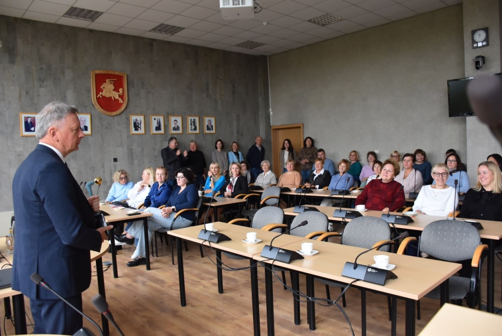 Gautąjį apdovanojimą meras Audrius Klišonis pristatė Savivaldybės darbuotojams