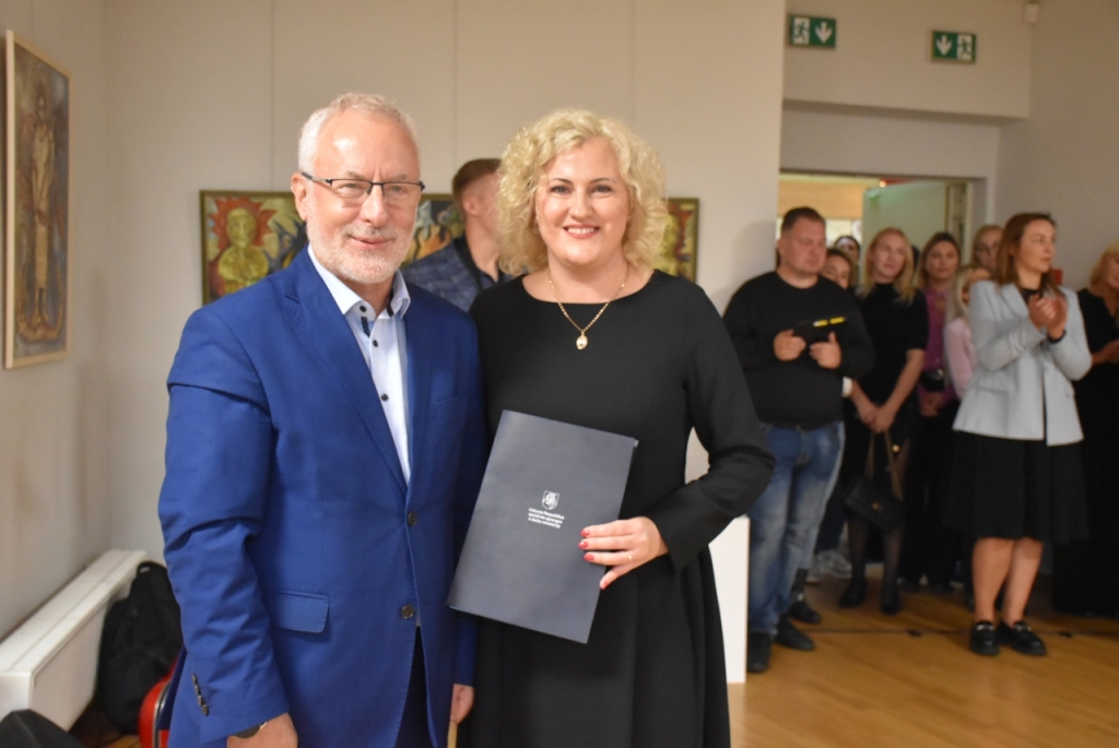 Seimo narys Jurgis Razma Jolantai Puidokienei įteikė ministro Vytauto Šilinsko padėkos raštą