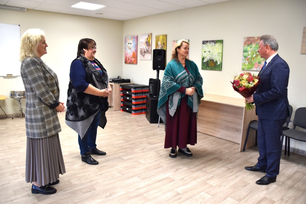 Jolantą Zaburienę (antra iš dešinės) sveikino Savivaldybės meras Audrius Klišonis, pavaduotoja Alma Buivydienė ir Socialinės paramos skyriaus vedėja Jolanta Puidokienė