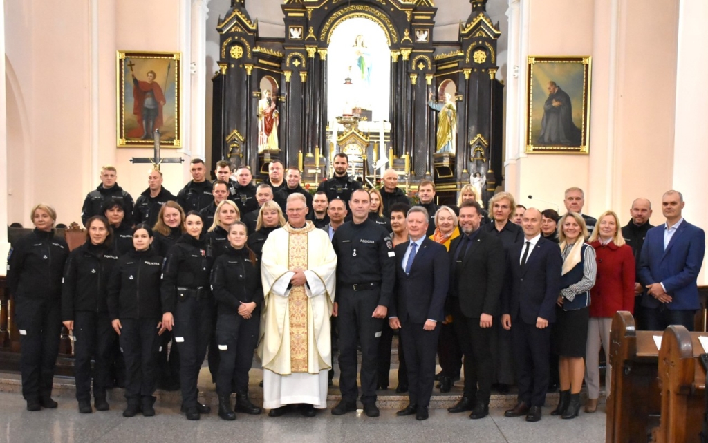 Plungės rajono policijos komisariato kolektyvas su svečiais