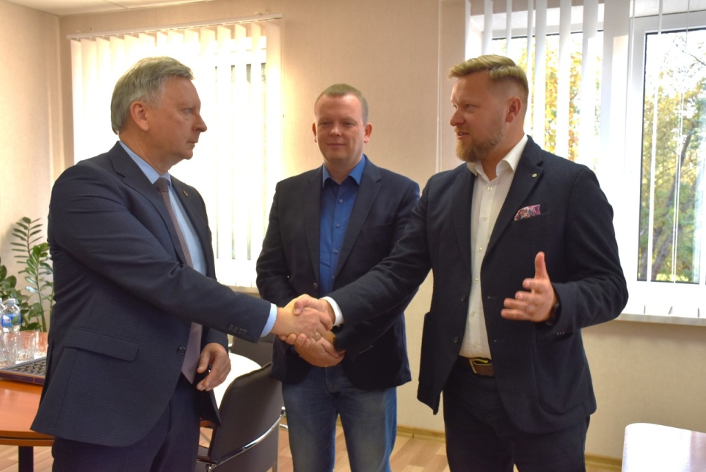 UAB Plungės šilumos tinklai direktorius Dainius Budrys (dešinėje)