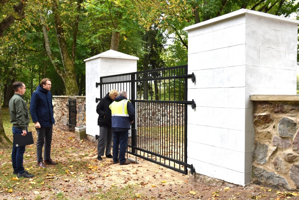 Didieji vartai – paradinis įvažiavimas į dvaro parką