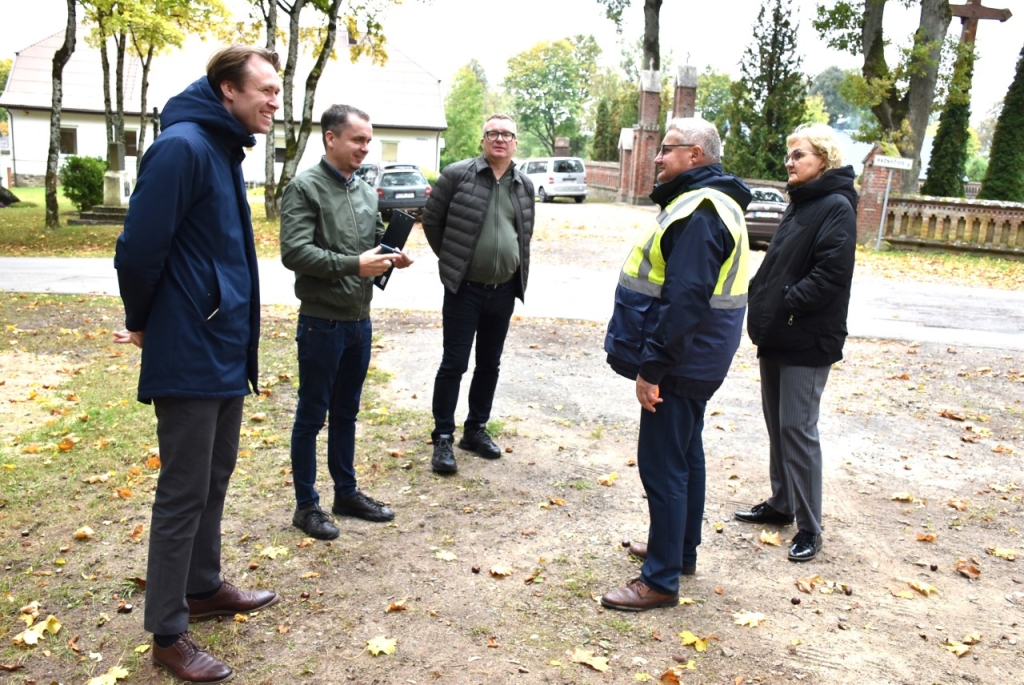 Pasirašant darbų perdavimo-priėmimo aktą dalyvavo (iš kairės): Gintaras Ramonas, Andrius Stonkus, Ramūnas Gedgaudas, Arvydas Liutika ir Jovita Šumskienė