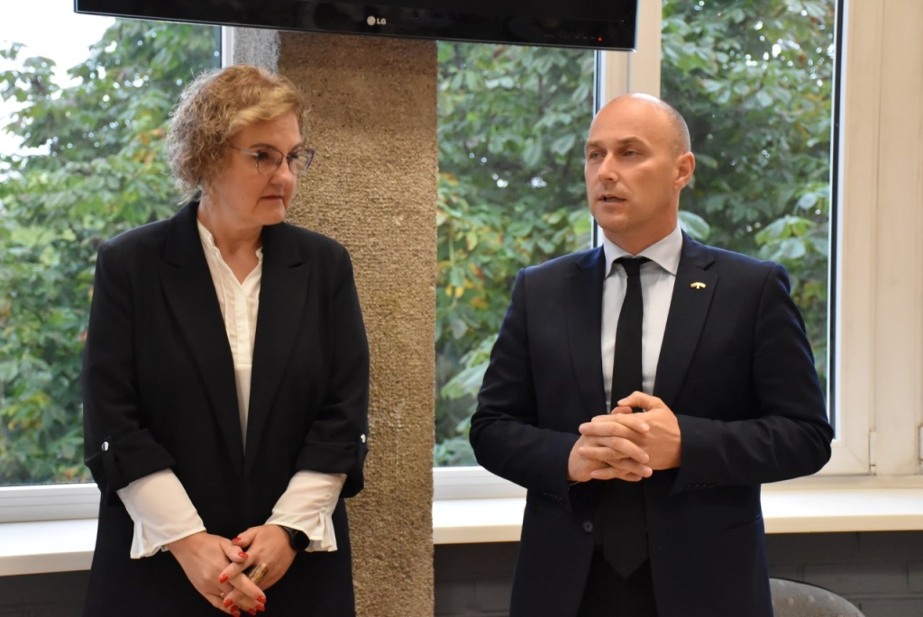 Kolektyvą sveikina direktorius Dalius Pečiulis ir pavaduotoja Jovita Šumskienė