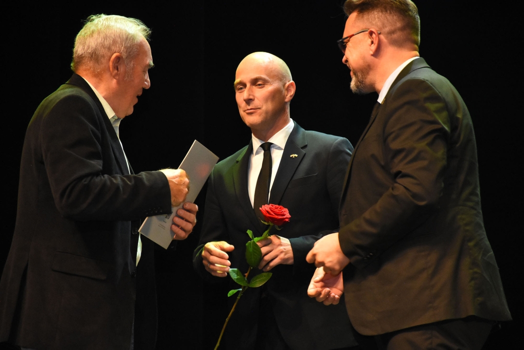 Vicemeras Žydrūnas Purauskis (dešinėje) ir direktorius Dalius Pečiulis sveikina Stanislovą Tutlį (kairėje)
