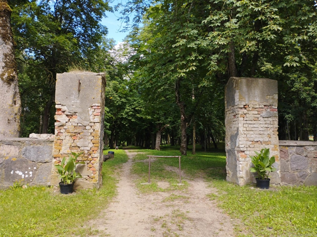 Taip parko vartai atrodė prieš restauravimą