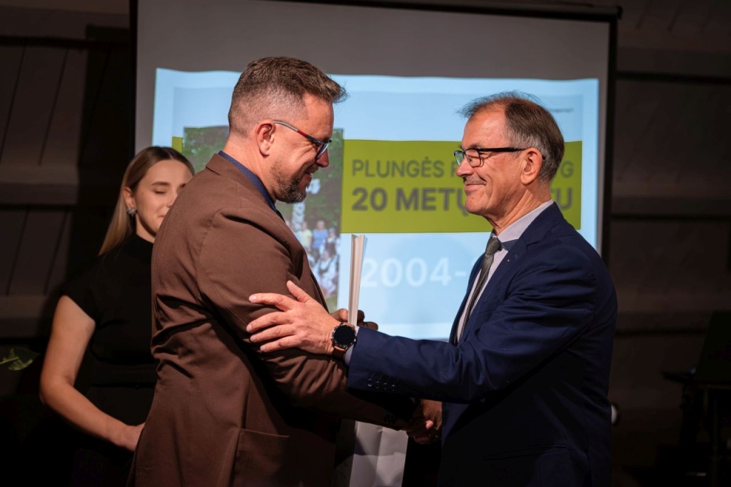 Vicemeras Žydrūnas Purauskis sveikina Algirdą Pečiulį
