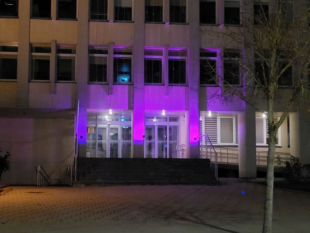 Savivaldybės pastato prieigos nušviestos purpurine spalva
