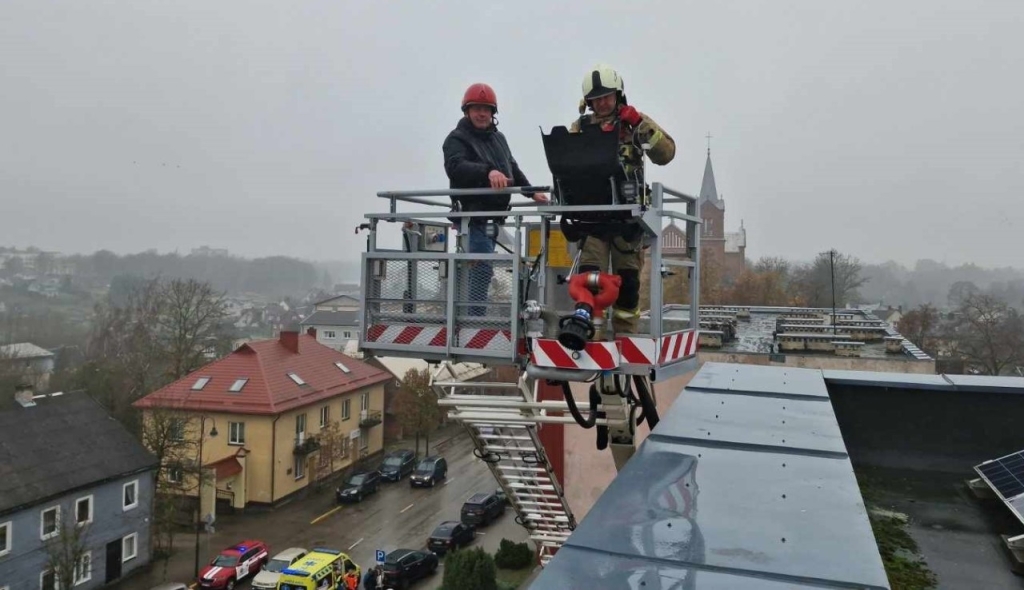 Ugniagesiai gelbėtojai ant stogo