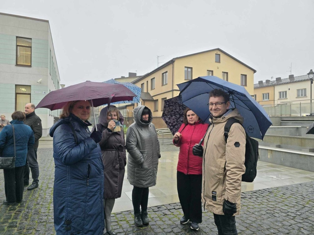 Savivaldybės administracijos darbuotojai skvere