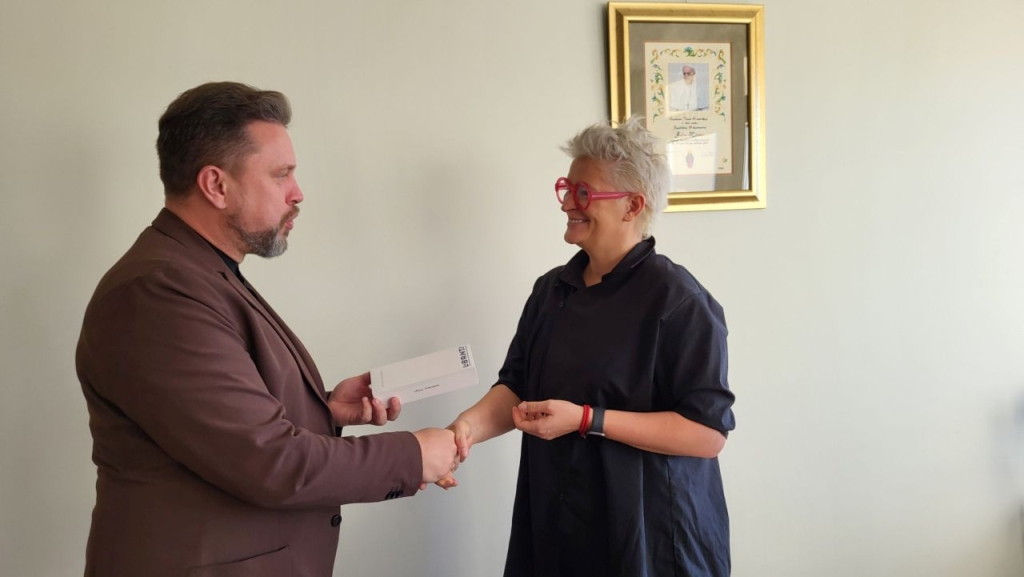 Asta Blažinskienė išmanųjį rašiklį įteikė vicemerui Žydrūnui Purauskiui