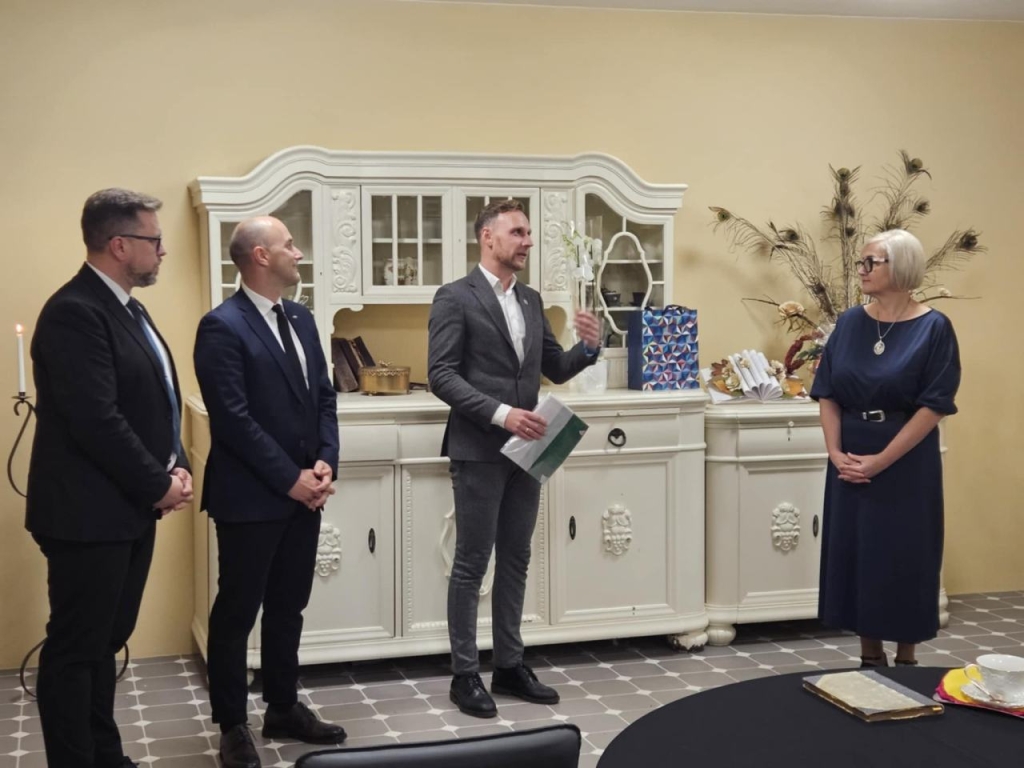 Šateikių bibliotekininkę Margaritą Gevilienę sveikina (iš kairės): vicemeras Žydrūnas Purauskis, Savivaldybės administracijos direktorius Dalius Pečiulis, seniūnas Robertas Šimkus