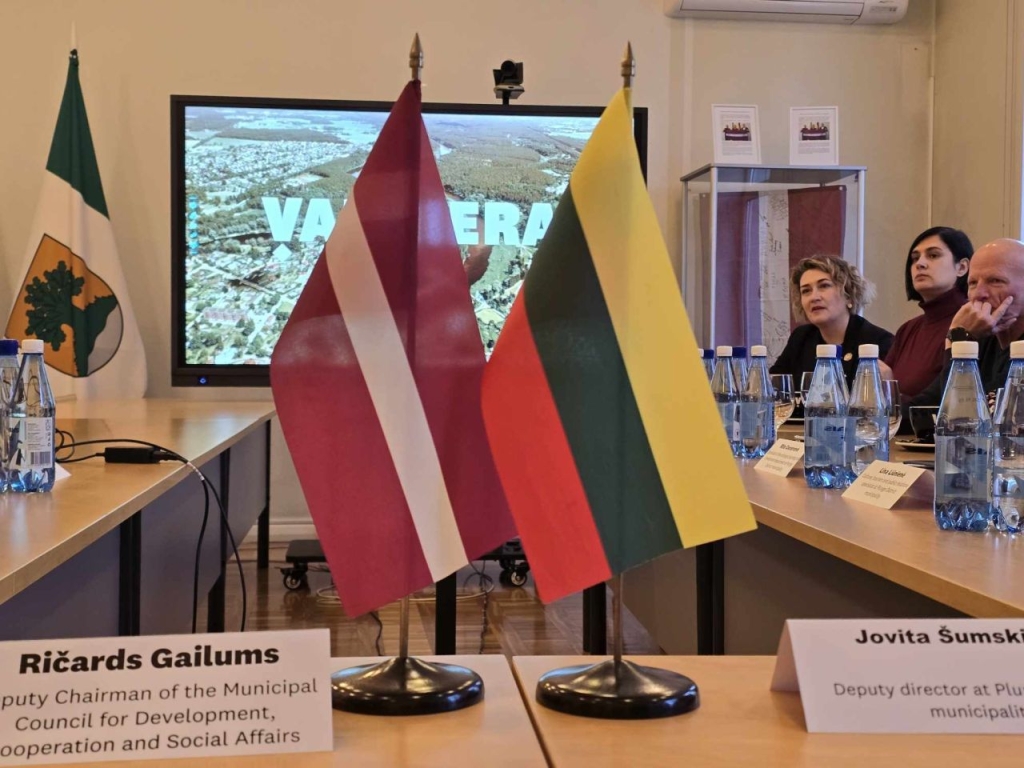 Posėdžių salėje. Latvijos ir Lietuvos vėliavėlės