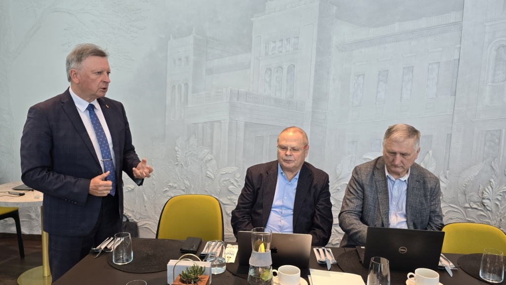 Diskusijos dalyvius pasveikino Plungės rajono savivaldybės meras Audrius Klišonis
