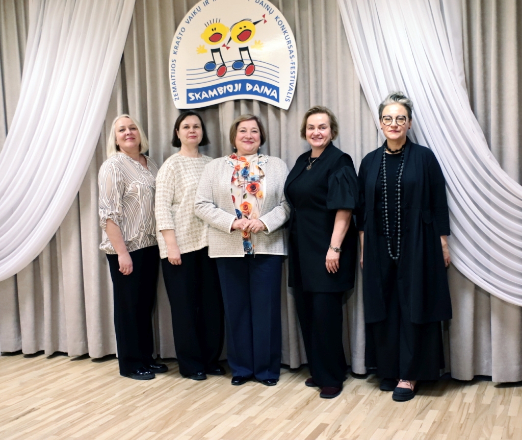 Vertinimo komisija : iš kairės Beata Smiltinikienė, Daina Kavaliauskienė, Loreta Ramelienė, Rita Urniežienė ir Erlanda Tverijonienė