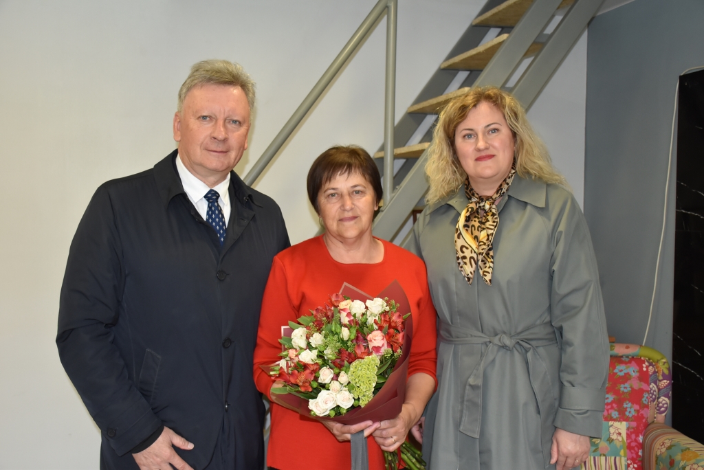 Savivaldybės meras Audrius Klišonis, žlibiniškė Danutė Lukšienė, skyriaus vedėja Jolanta Puidkienė