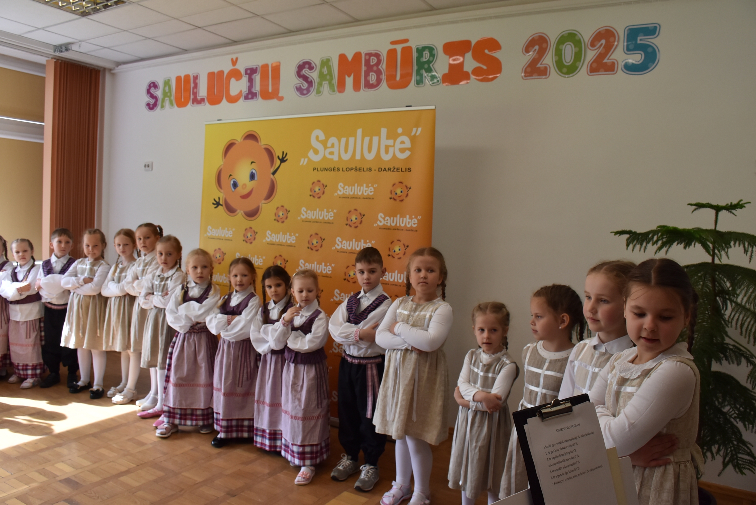 Viešnias žemaitiškomis dainomis pasveikino „Saulutės“ ugdytiniai 