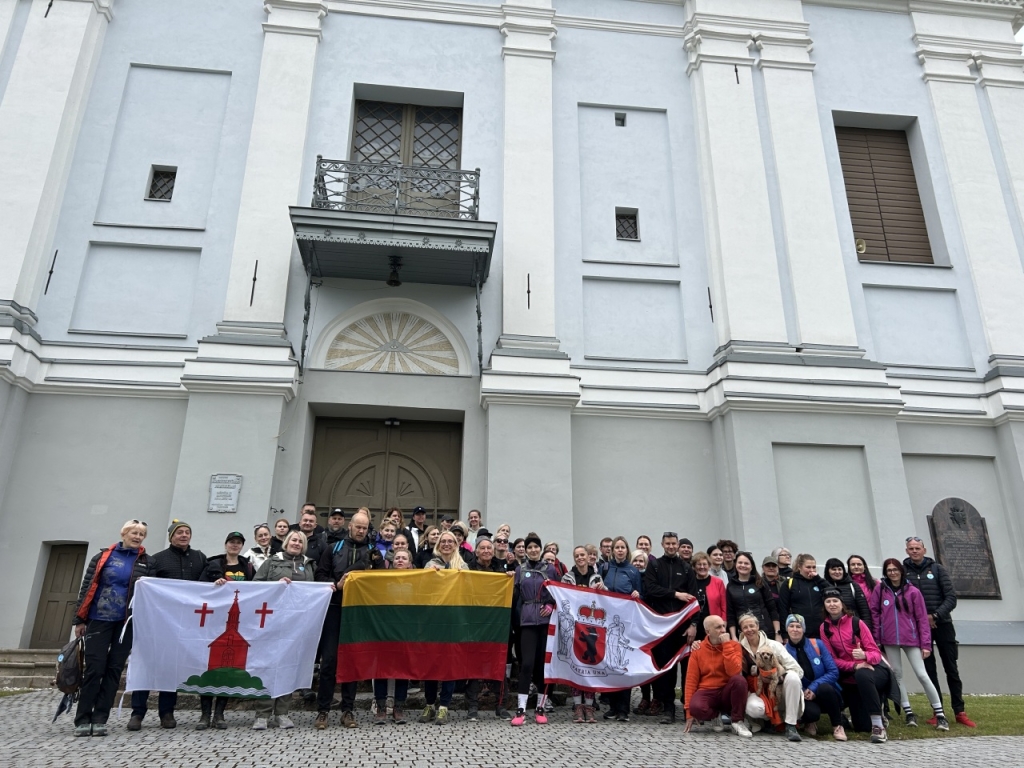 Žygio dalyviai prie Žemaičių Kalvarijos Švč. Mergelės Marijos apsilankymo mažosios bazilikos