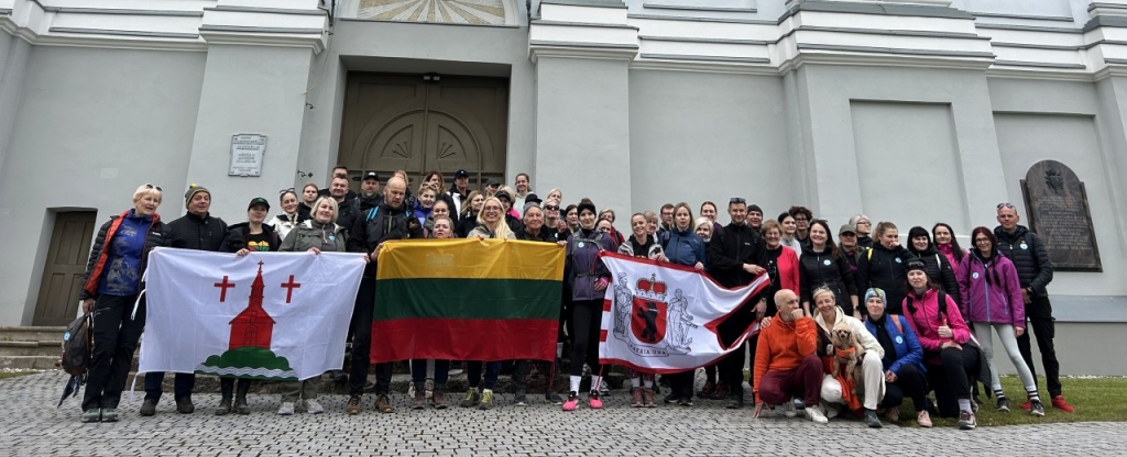 Žygio dalyviai prie Žemaičių Kalvarijos Švč. Mergelės Marijos apsilankymo mažosios bazilikos