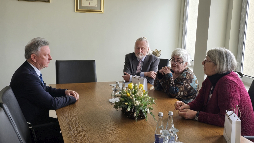 Savivaldybės meras Audrius Klišonis (kairėje) kartu su svečiais iš Mendeno pasidžiaugė prasminga ilgamete draugijos veikla