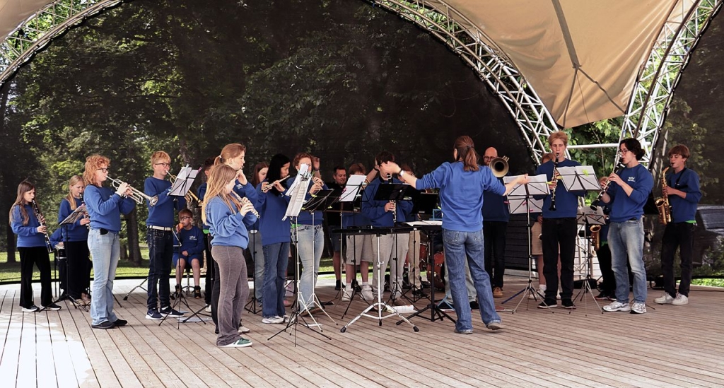 Svečiuose Plungėje Norvegijos muzikos mokyklos (Såner skolekorps) orkestras. 