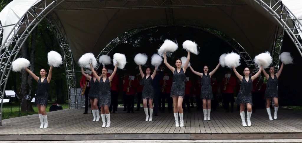 Svečiuose Plungėje Norvegijos muzikos mokyklos (Såner skolekorps) orkestras. Nuotraukoje šokėjų grupė.