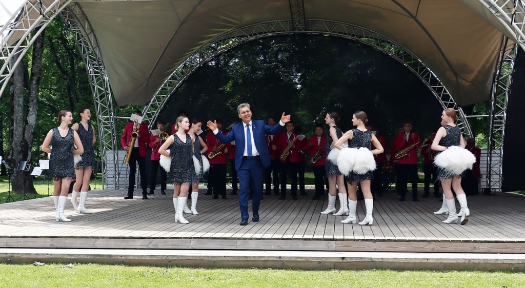 Svečiuose Plungėje Norvegijos muzikos mokyklos (Såner skolekorps) orkestras. Nuotraukoje šokėjų grupė ir dirigentas.