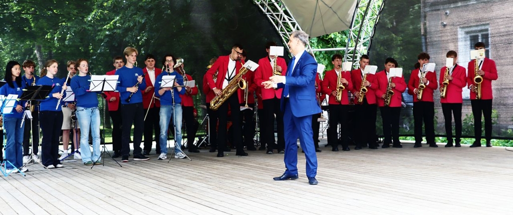 Svečiuose Plungėje Norvegijos muzikos mokyklos (Såner skolekorps) orkestras. Su dirigentu.
