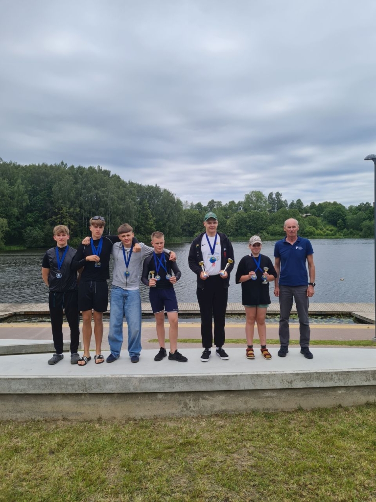 Iš kairės Domas Gudauskas, Edvinas Narkus, Aron Kuptz, Tautvydas narkus, Benas Rupeika, Eimilė Baumilaitė ir treneris Arvydas Vaitkus