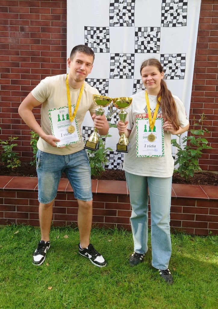 Lietuvos čempionai Barbora Gedvilaitė ir Matas Praspaliauskas su taurėmis rankose