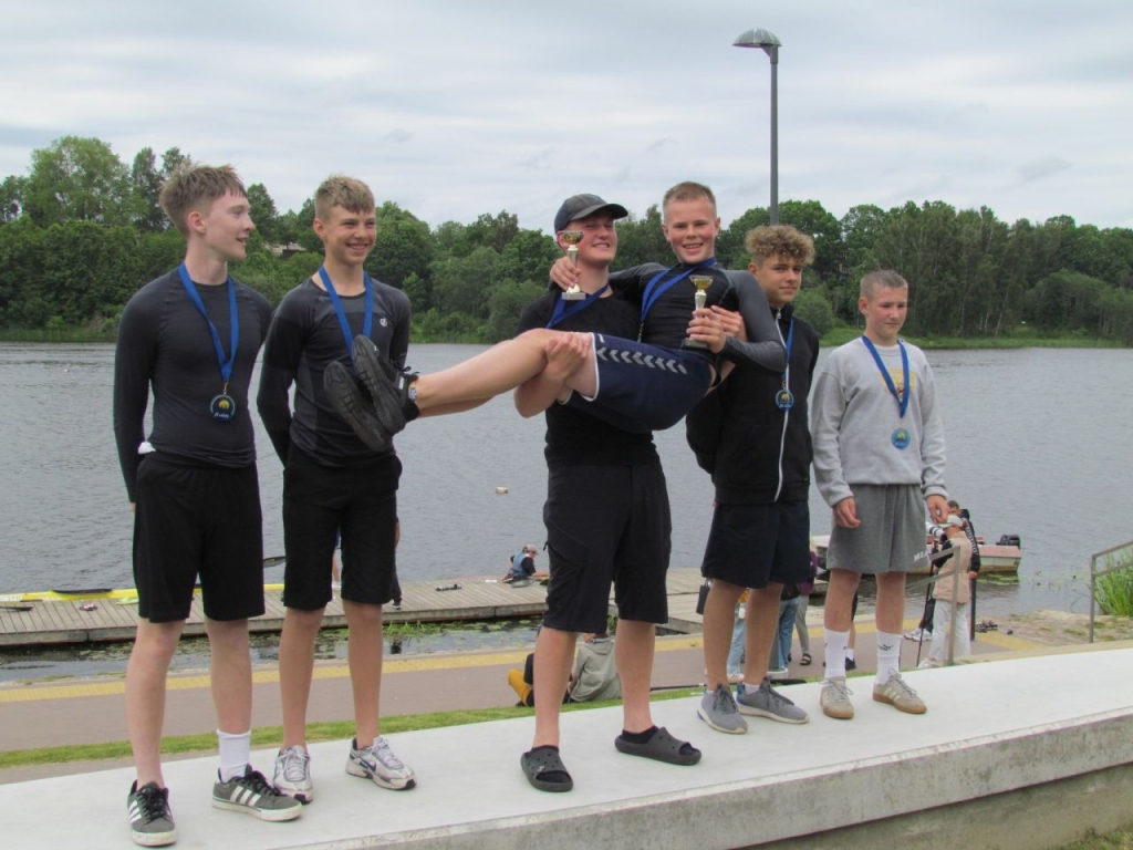 Mantas Gudauskas ir Tautvydas Narkus pirma vieta. Ant pakylos nugalėtojai.