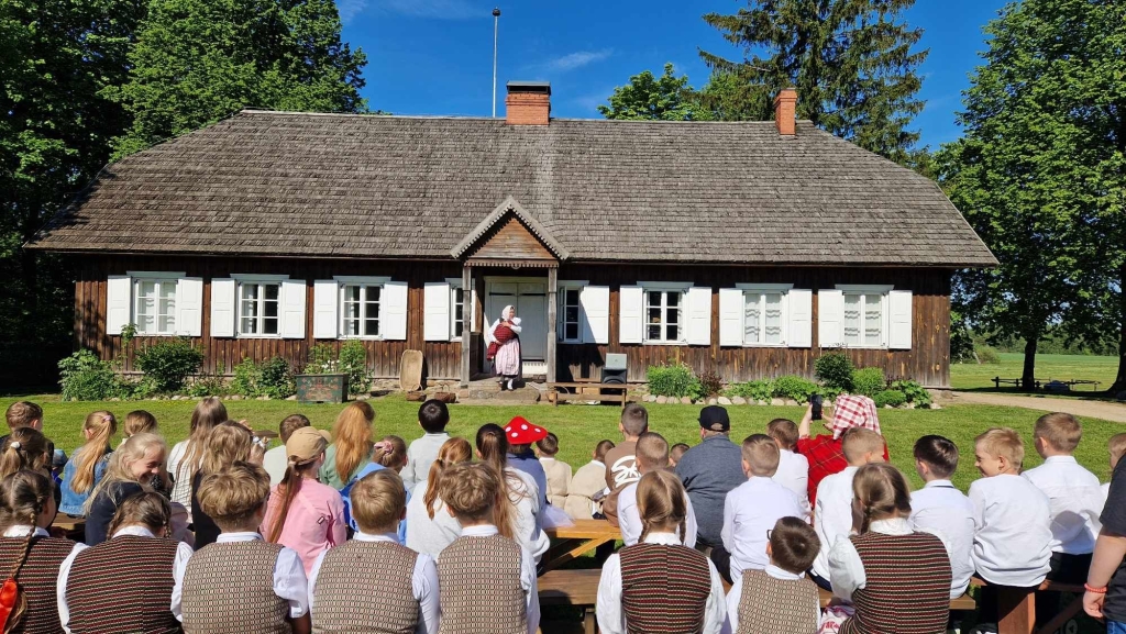 Bukantės dvarelyje vyko rašytojos Žemaitės 180-ųjų gimimo metinių minėjimas. Rajono pradinukai teatralizuotoje programoje vaidino, dainavo, grojo ir šoko.