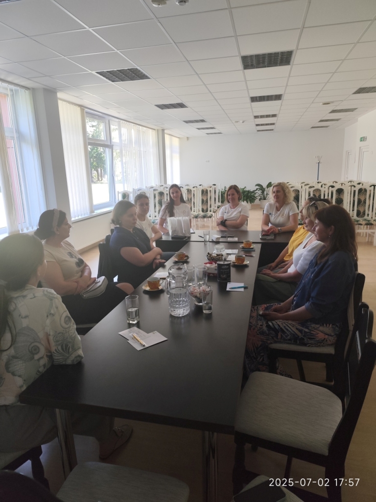 Dalyvių diskusija prie arbatos puodelio
