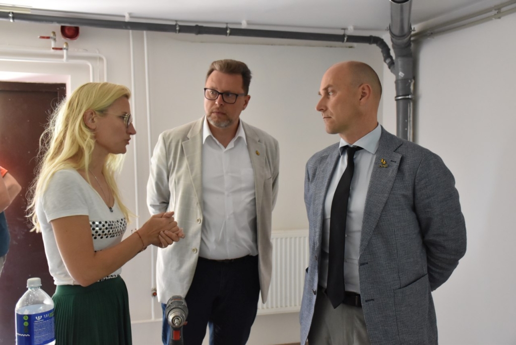 Erika Laurinaitienė vicemerui Žydrūnui Purauskiui ir direktoriui Daliui Pečiuliui aprodė, kaip tvarkomos Liepijų mokyklos valgyklos
