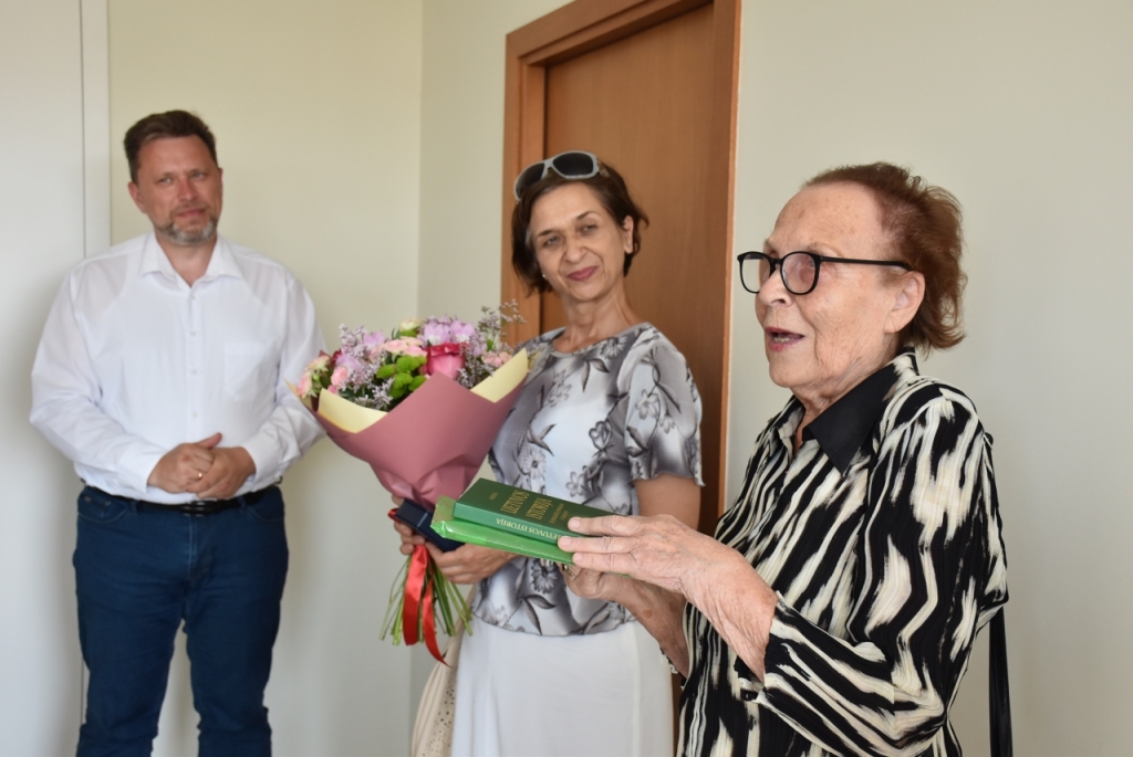 Danutės Ardavičienės dovana Savivaldybei – knyga „Lietuvos istorija“