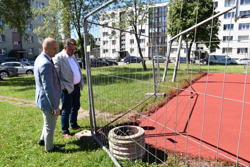 Vicemeras Žydrūnas Purauskis ir direktorius Dalius Pečiulis apžiūri tvarkomą aikštelę V. Mačernio g.