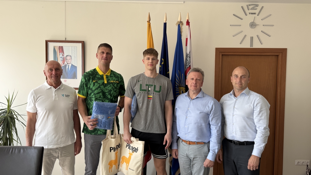 Plungės sporto ir rekreacijos centro direktorius Alvydas Viršilas, treneris Mindaugas Tamušauskas, krepšininkas Justas Stonkus, Plungės rajono savivaldybės meras Audrius Klišonis, savivaldybės administracijos direktorius Dalius Pečiulis (iš kairės į dešinę)