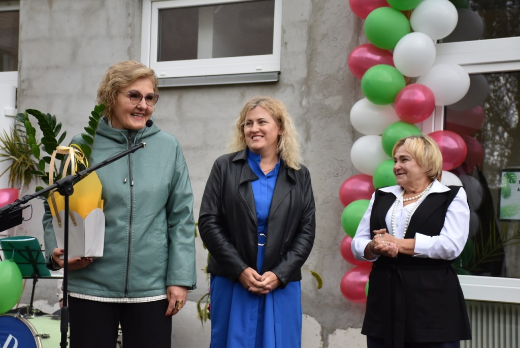 Eugeniją Kurmienę (dešinėje) sveikina Jovita Šumskienė ir Jolanta Puidokienė