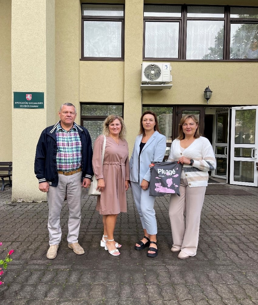 Neveiksnių asmenų būklės peržiūrėjimo komisijos nariai su Stonaičių socialinės globos namų direktoriumi