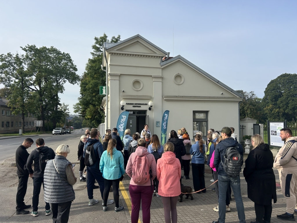 Žygio dalyviai prie Plungės turizmo informacijos centro