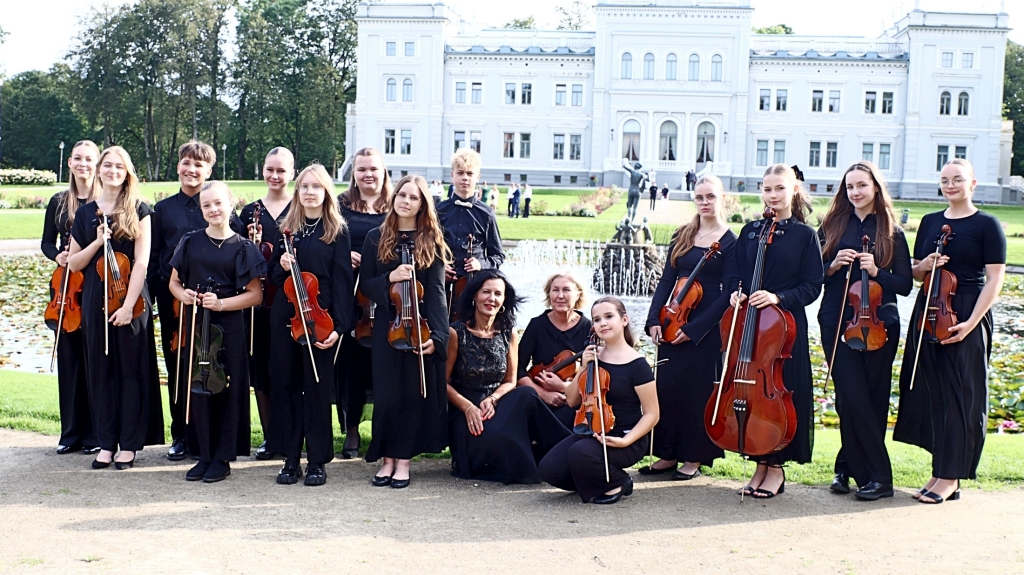 Plungės Mykolo Oginskio meno mokyklos styginių instrumentų orkestras prie rūmų ir fontano