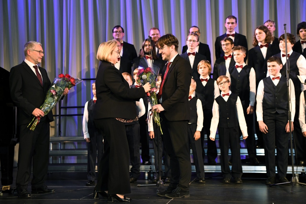 Plungės Mykolo Oginskio meno mokyklos direktorė Rita Urniežienė dėkoja koncerto dalyviams