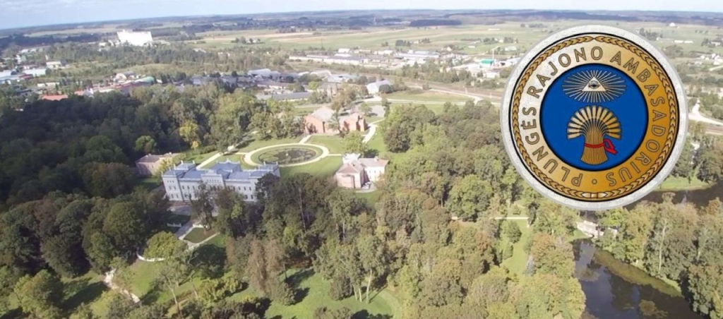 Plungės miestas iš paukščio skrydžio su Plungės rajono ambasadoriaus ženklu